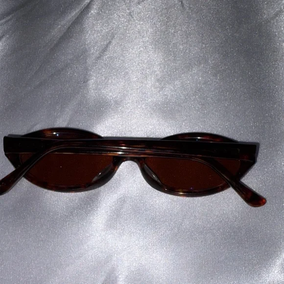 Serengeti Tortoiseshell Brown Oval Sunglasses - Picture 3 of 5